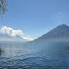 O lago Atitlán e o vulcão San Pedro, vistos de San Marcos, na Guatemala. Ao fundo, os vulcões Tolimán e Atitlán
